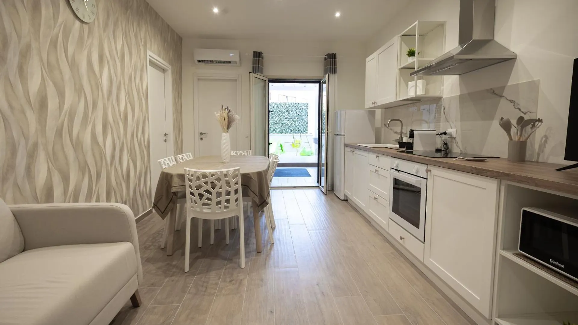 Ludo Holiday House - Charming Con Patio A Due Passi Dalla Cattedrale Palermo 0*,  Italia